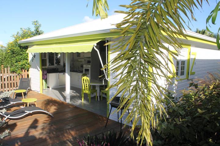 Location de vacances pour 5 personnes, avec terrasse ainsi que jardin et piscine à Saint-François - 2