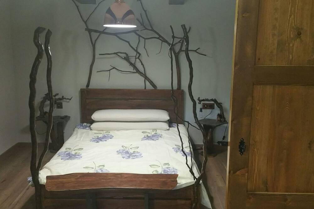 Entire apartment, Appartement 'Borredà' mit Kaminofen in Borredà, Catalan Pyrenees