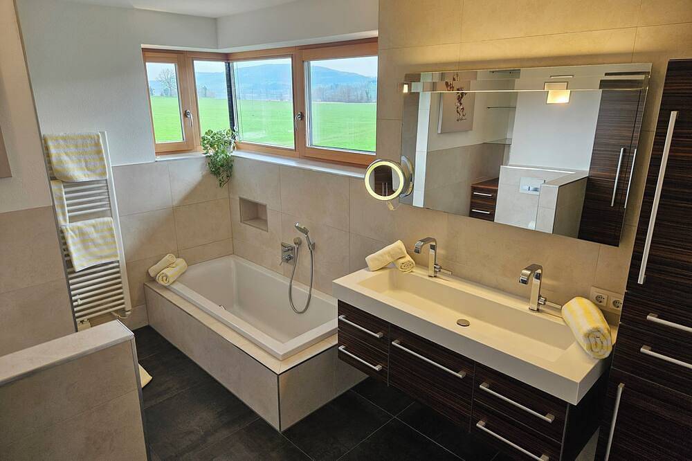 Gemütliches Ferienhaus mit großem Garten, Sauna und eigenem Badeplatz am Irrsee! in Mondsee & Irrsee
