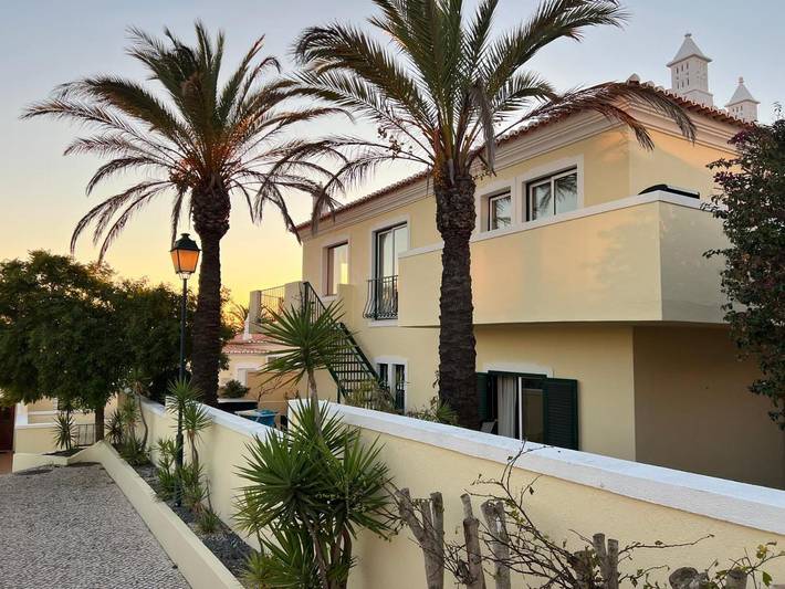 Ferienhaus für 4 Personen, mit Balkon und Terrasse sowie Pool und Ausblick in Ferragudo