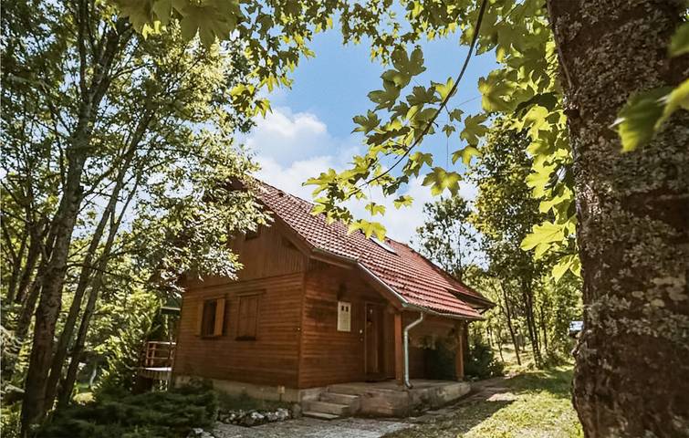 Ferienhaus für 8 Personen, mit Terrasse und Garten sowie Ausblick an den Plitvicer Seen