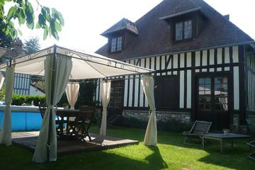 Gîte pour 5 personnes, avec jardin et terrasse à Équemauville