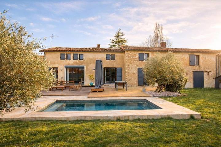 Maison de vacances pour 12 personnes, avec terrasse et piscine, animaux acceptés