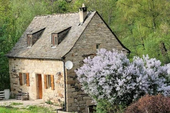 Gîte pour 5 personnes, avec terrasse et jardin dans Chadenet