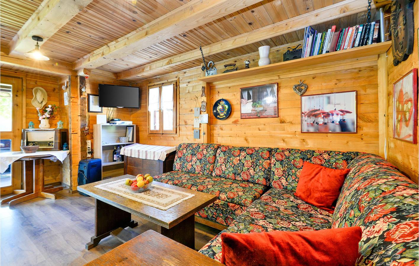 Geräumige 110 m² große Wohnung mit Pool, Terrasse, WLAN und Parkplatz in Zagreb und Umgebung