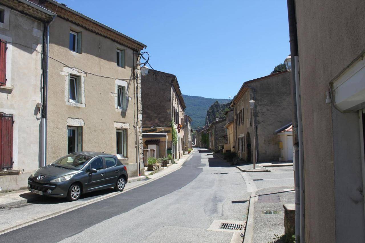 Appartement entier, Comfortable Village Apartment in Barbieres with access to large garden with beautiful views in Barbières, Vercors