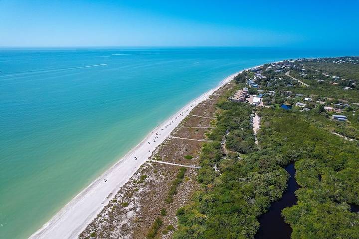 Vacation rental for 4 people, with yard and pool as well as balcony in Sanibel