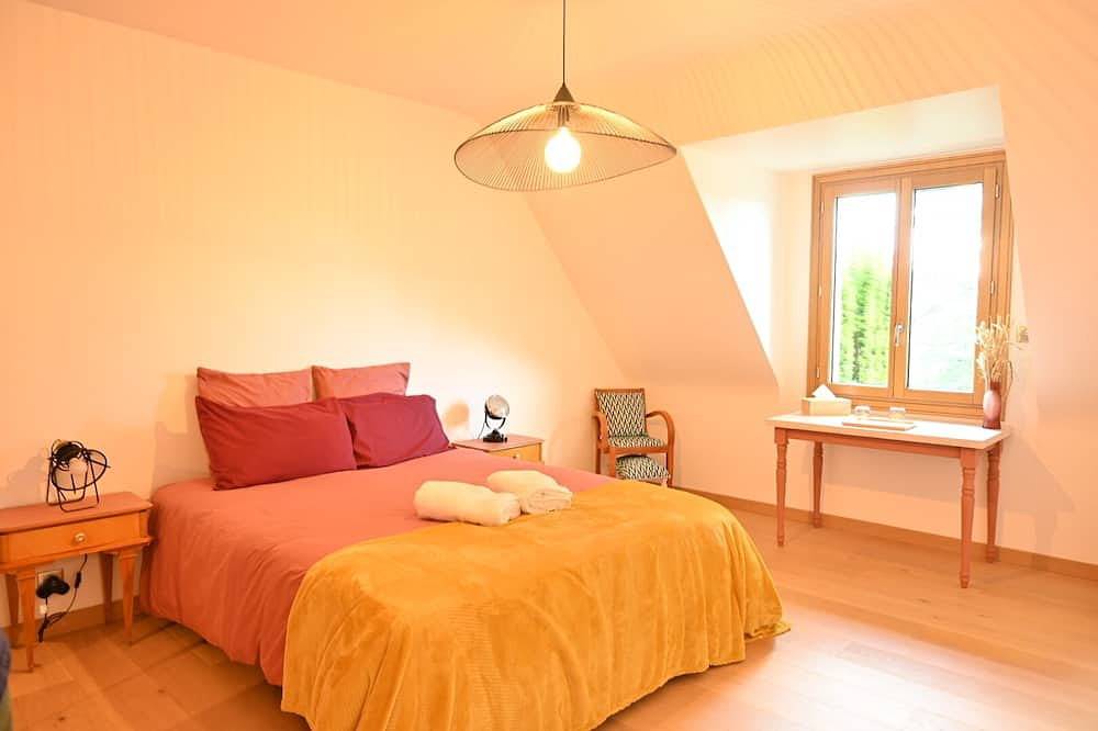 Close to the city centre. Private top floor surrounded by a spacious garden in Pontivy, Pontivy region