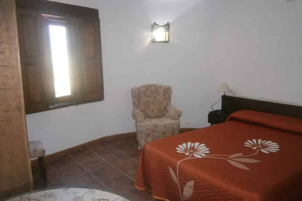 Entire apartment, Homerez - Spacious Apartment with Pool in Yeste - 120 m² - 10 Guests in Yeste, Calares del Mundo y de la Sima
