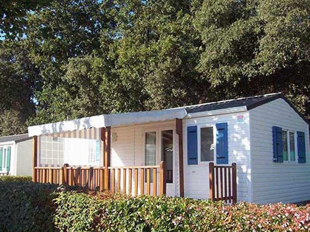 Familien-Mobilheim mit Terrasse für 6 Personen in Vairé, Loire-Tal