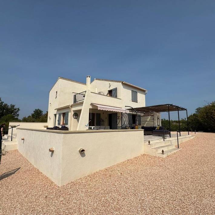 Location de vacances pour 6 personnes, avec vue ainsi que jardin et piscine à Arpaillargues-et-Aureillac - 2