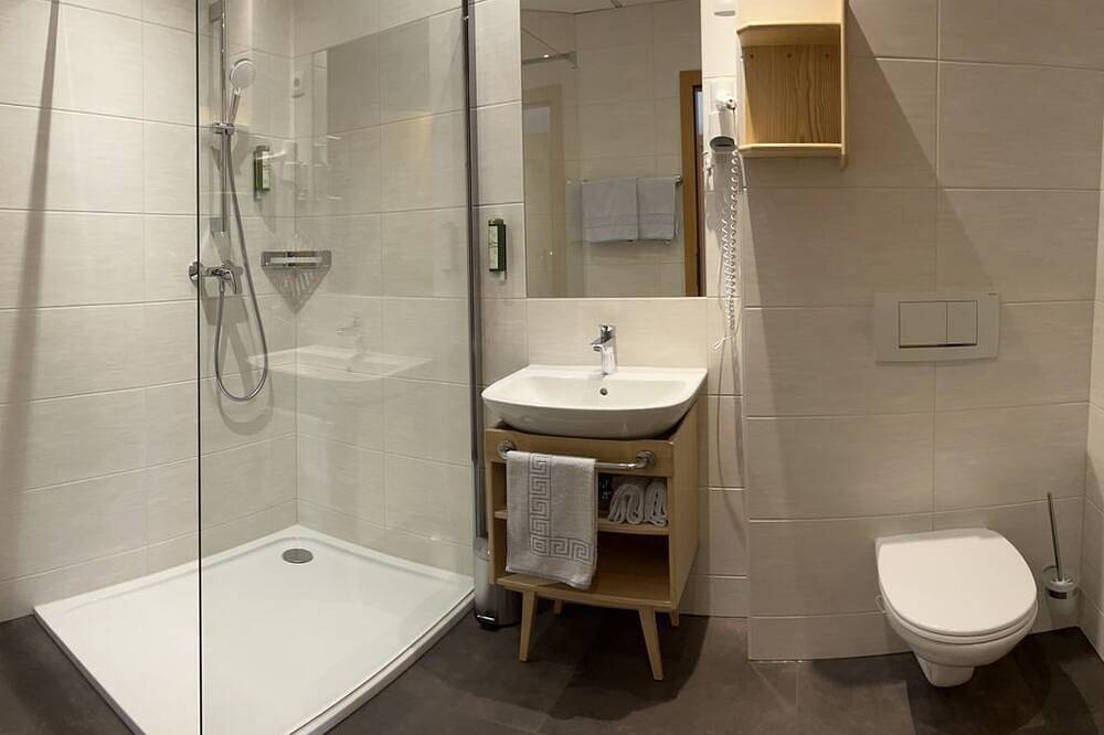 Radhotel Schischek - Doppelzimmer mit Dusche, Wc in Südoststeiermark, Halbenrain