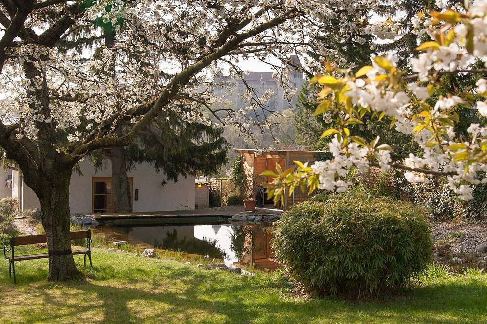 Bio Ferienhaus mit Garten & Badeteich in Ruhelage, Wien erreichbar in 15 Minuten in Maria Enzersdorf am Gebirge, Wienerwald