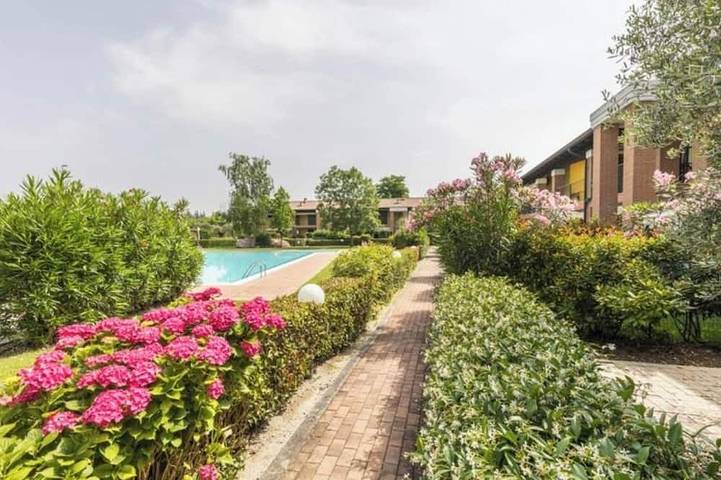 Ferienwohnung für 4 Personen, mit Balkon und Garten sowie Pool