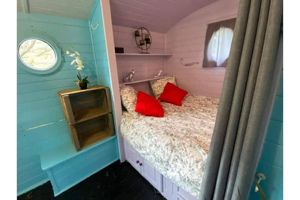 Roulotte with air conditioning and private pool in Tourtour in Tourtour, Region de Draguignan