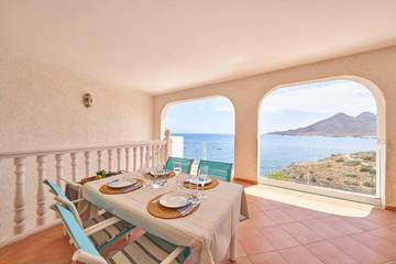 Gîte pour 5 personnes, avec terrasse et vue dans La Isleta del Moro