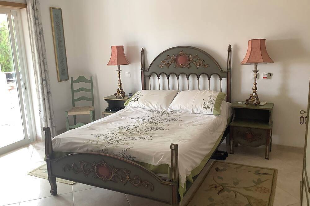 Lovely Traditional Villa With Private Pool, Garden and Magnificent Sea Views in Luz, Faro Distrikt