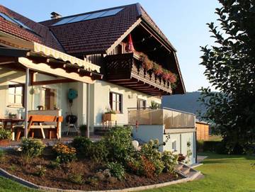 Ferienwohnung für 4 Personen, mit Garten und Seeblick sowie Ausblick und Balkon in Attergau