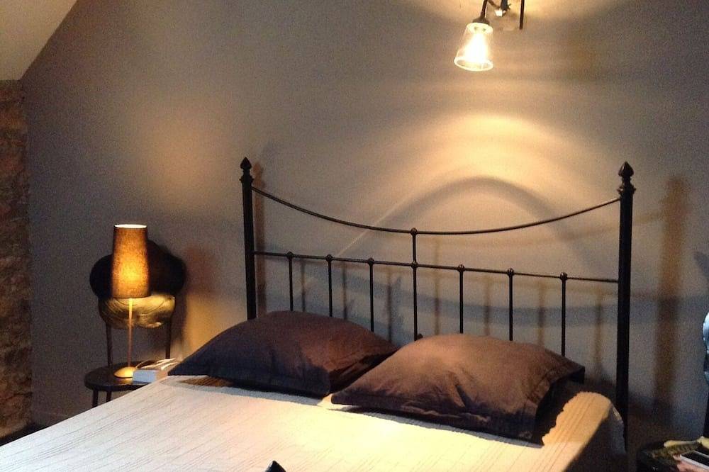 Magnífico hórreo, 8 personas 4 dormitorios, piscina privada climatizada, campo in Brengues, Macizo Central