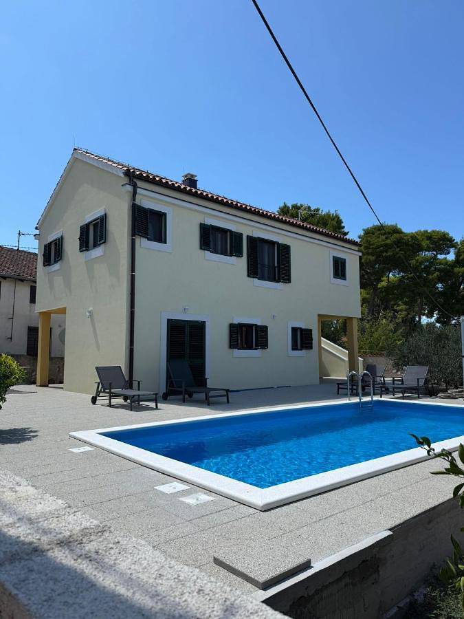 Villa pour 6 personnes, avec piscine ainsi que vue et jardin à Brodarica