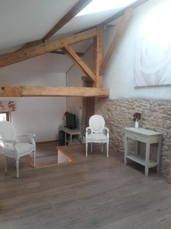 Chambre d’hôte pour 2 personnes, avec jardin ainsi que piscine et vue, animaux acceptés dans Rhône - 2