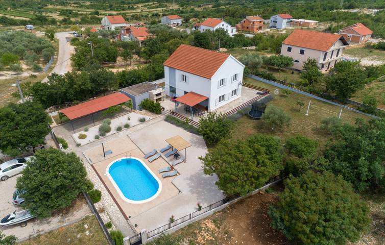Charmante 171 m² große Wohnung mit Pool, Terrasse und WLAN in Pridraga, Zadar
