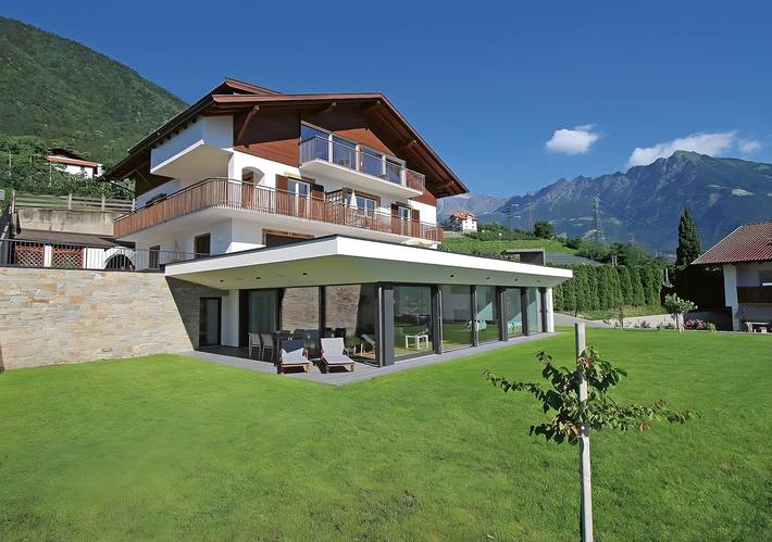 Entire apartment, Apartment 'Freiblick Groß' with Mountain View, Shared Terrace and Wi-Fi in Marling, Ortler Alps