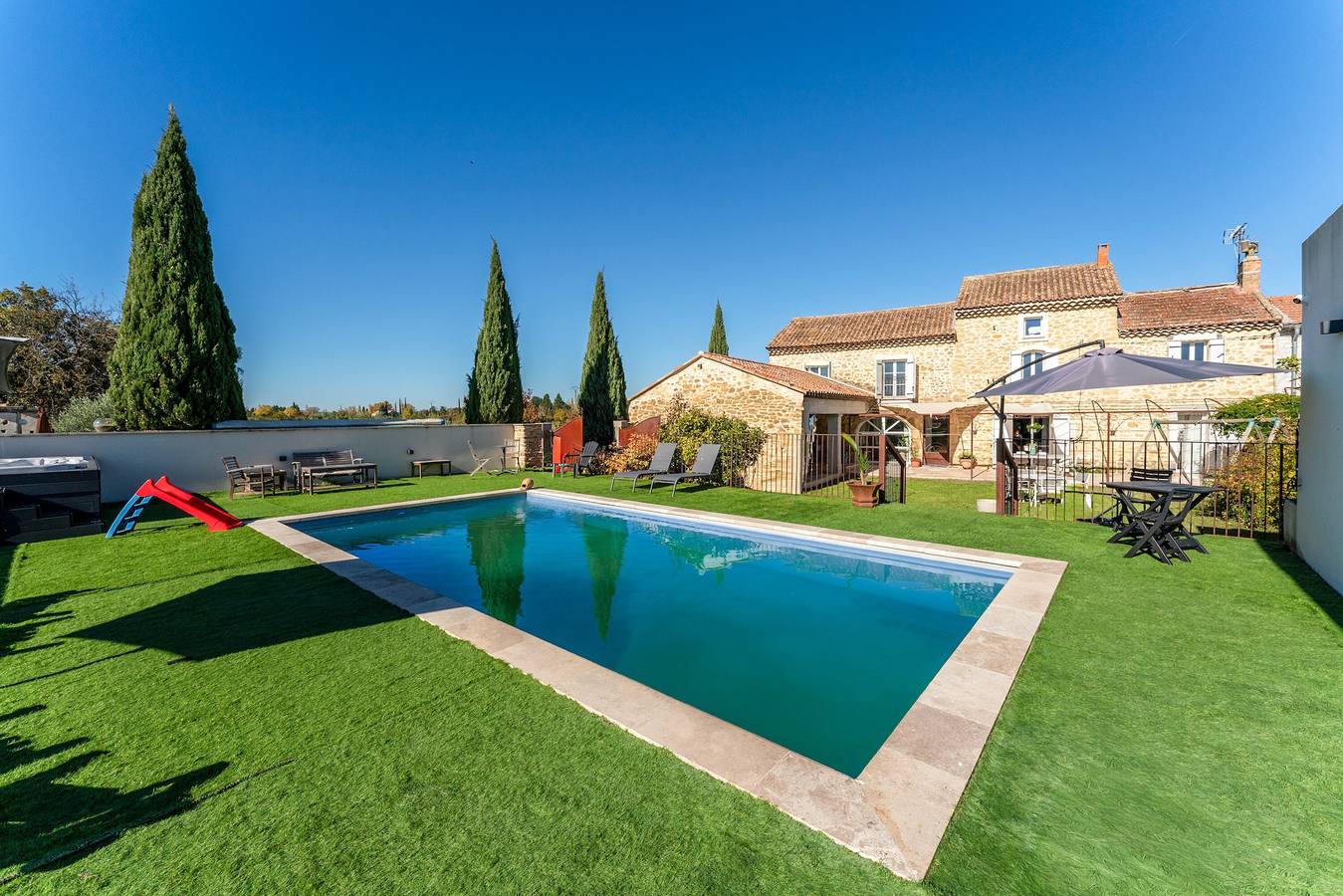 Villa « Piscine Jacuzzi » avec piscine privée, Wi-Fi et climatisation in Camaret-sur-Aigues, Vaucluse