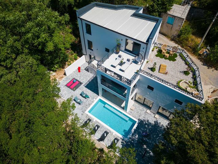 Villa für 8 Personen, mit Whirlpool und Sauna sowie Garten und Pool, kinderfreundlich in Crikvenica