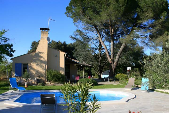 Gîte pour 6 personnes, avec jardin ainsi que terrasse et piscine