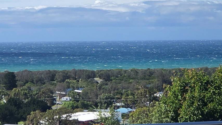 Holiday home for 10 people, with balcony and pool as well as garden and hot tub in Lakes Entrance
