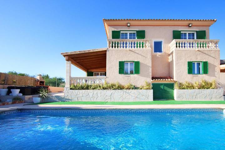 Villa pour 8 personnes, avec balcon ainsi que piscine et jardin - 1