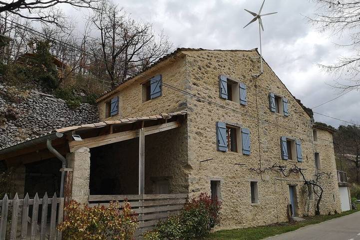 Gîte pour 2 personnes, avec jardin à Reilhanette