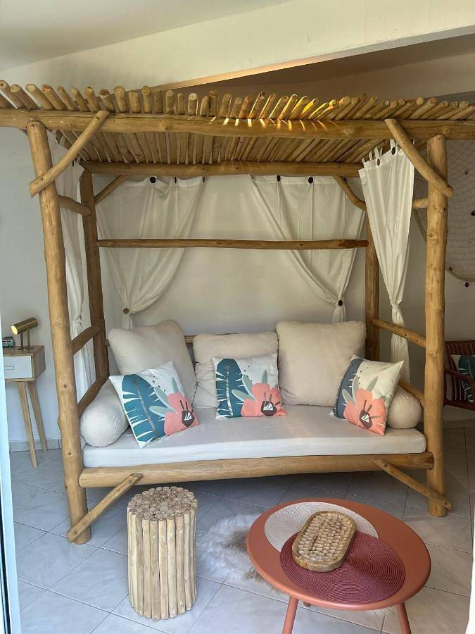 Gîte pour 2 personnes, avec jardin et jacuzzi ainsi que terrasse et piscine, animaux acceptés à Puget