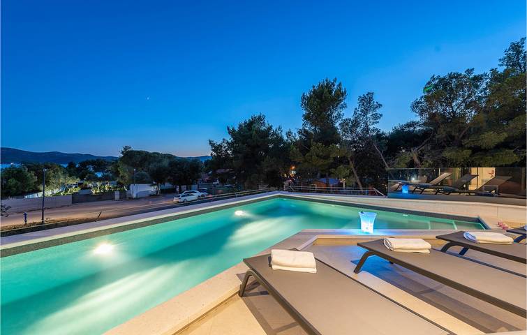 Location de vacances pour 10 personnes, avec terrasse ainsi que sauna et jacuzzi à Biograd na Moru - 3