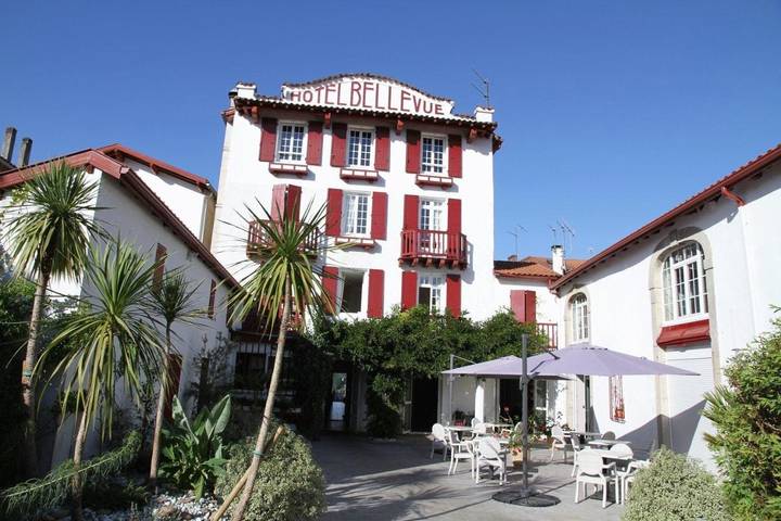 Hôtel pour 3 personnes, avec balcon ainsi que piscine et jardin