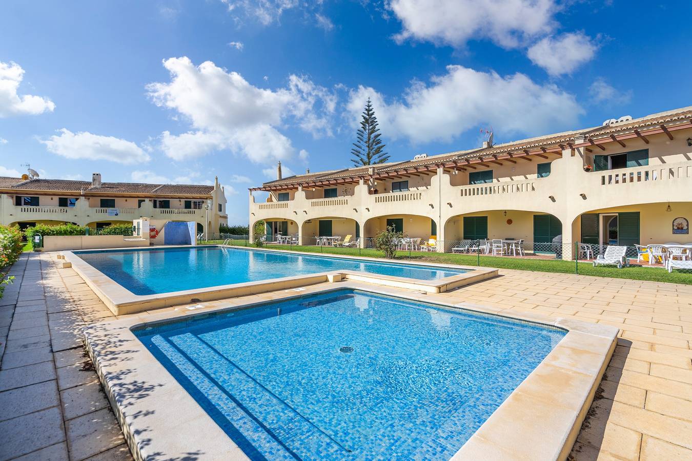 Ganze Wohnung, Ferienwohnung 'Casa Verão Azul - Porches' mit Gemeinschaftspool, privater Terrasse und Wlan in Porches, Faro Distrikt