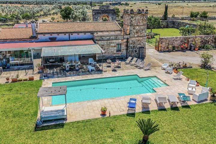 Villa per 14 persone, con piscina e terrazza, adatto a famiglie con bambini a Surbo