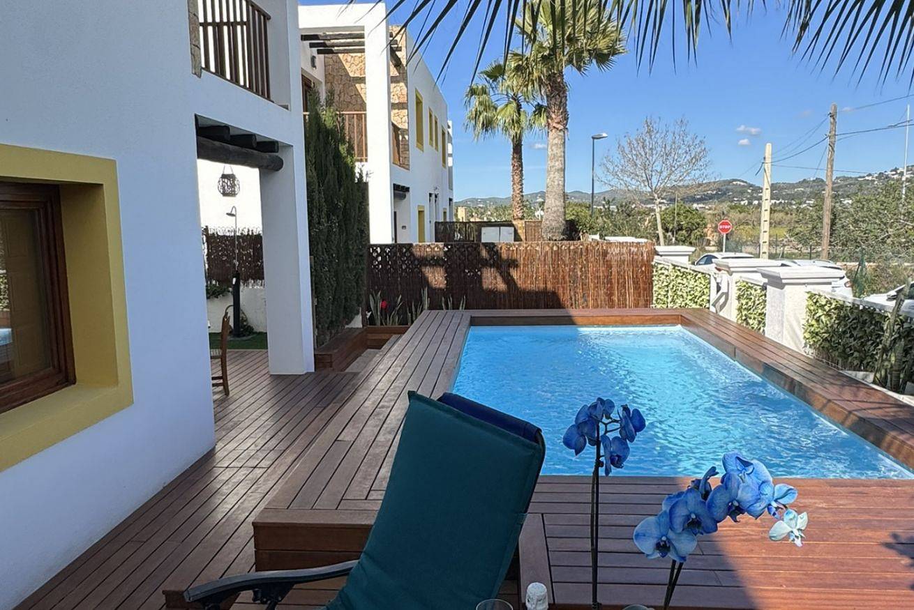 Apartamento entero, ⁠Villa Aura 2 Web – Adosado con piscina privada a pocos minutos de Ibiza ciudad y Talamanca in Puig d'en Valls, Santa Eulària des Riu