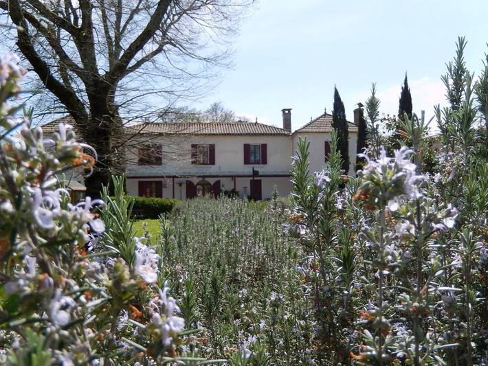 Location de vacances pour 2 personnes, avec Terrasse et Jardin ainsi que Piscine et Vue à Lucmau