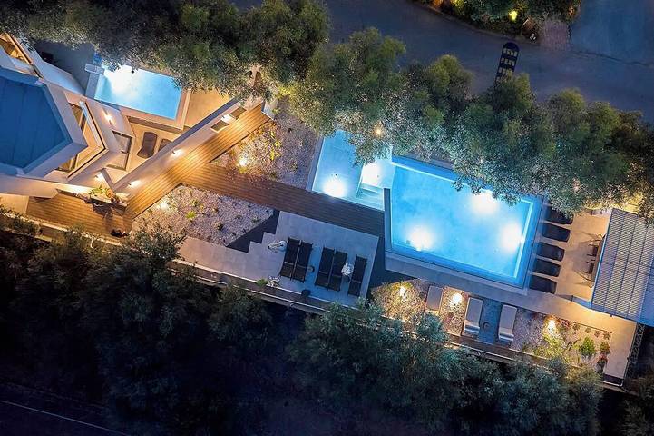 Villa für 32 Personen, mit Balkon und Whirlpool sowie Garten in Malia