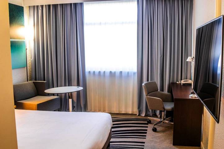 Hôtel pour 2 personnes, avec piscine et jardin à Bron - 2