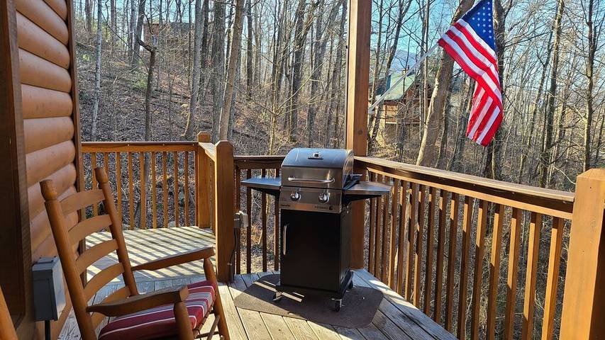 Vacation rental for 6 people, with balcony and hot tub in Wears Valley