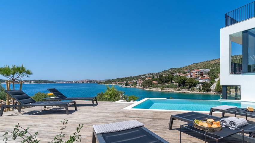 Perfekt gestaltete Villa an der Küste der Bucht Ražanj, ein Dorf in der Nähe von Primošten und Rogoznica in Razanj, Šibenik-Knin