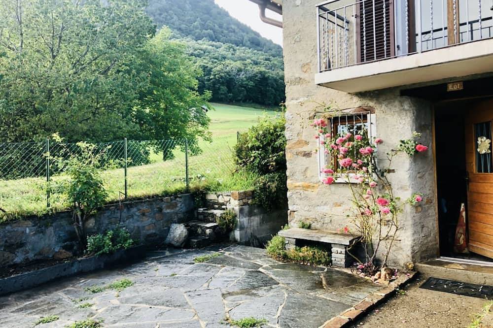 Retreat in nature:relax, walks, Mt trails from the house, fireplace, Wifi in Lago de Lugano