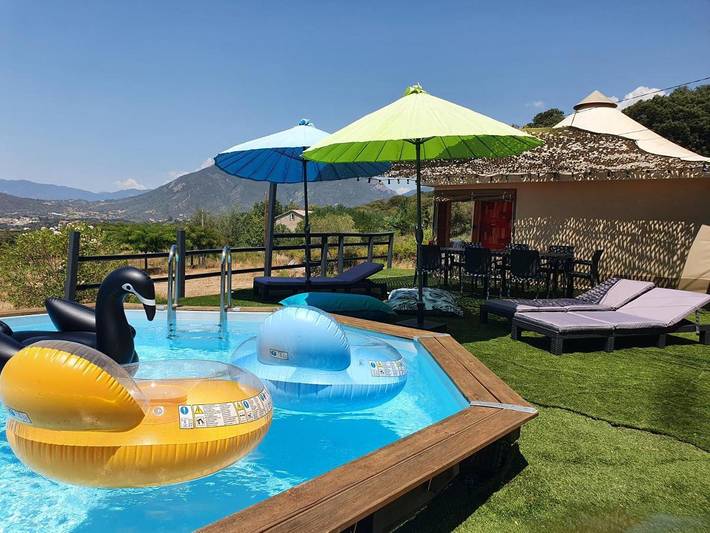 Tente pour 4 personnes, avec vue et terrasse ainsi que jardin et piscine en Corse-du-Sud - 3