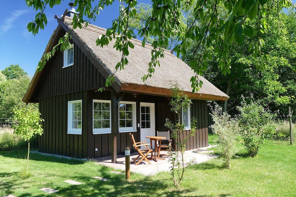 Das Bienenhaus: Reetdachhäuschen mit Kamin auf großem Wassergrundstück in Lehde in Lehde, Lübbenau