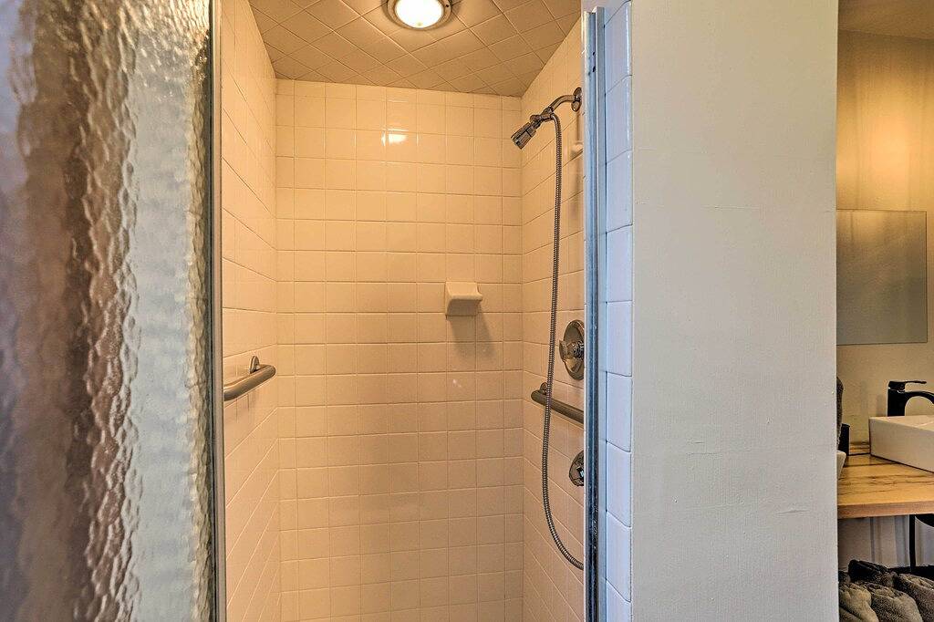 Timeless Winesburg Farmhouse w/ Deck in Holmes County