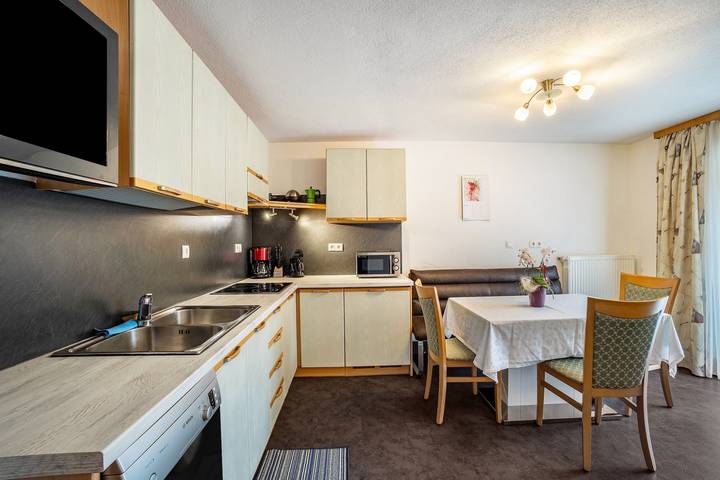 Entire apartment, Apartment 'Gartnerhof Glücksklee' with Mountain View, Shared Garden and Wi-Fi in Stubai Alps, Brenner