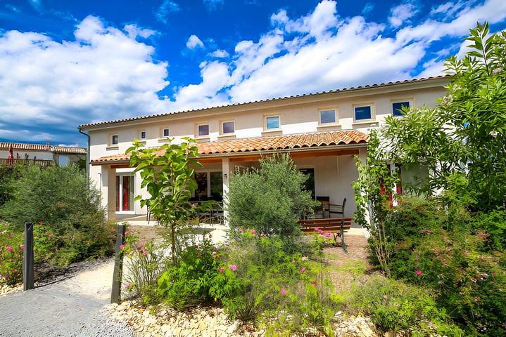 Gîte pour 29 personnes, avec jardin ainsi que piscine et terrasse à Banne - 4